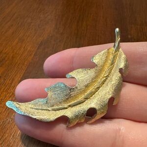 Vintage brushed gold tone leaf brooch, EUC. 2 1/2” long x 1”.